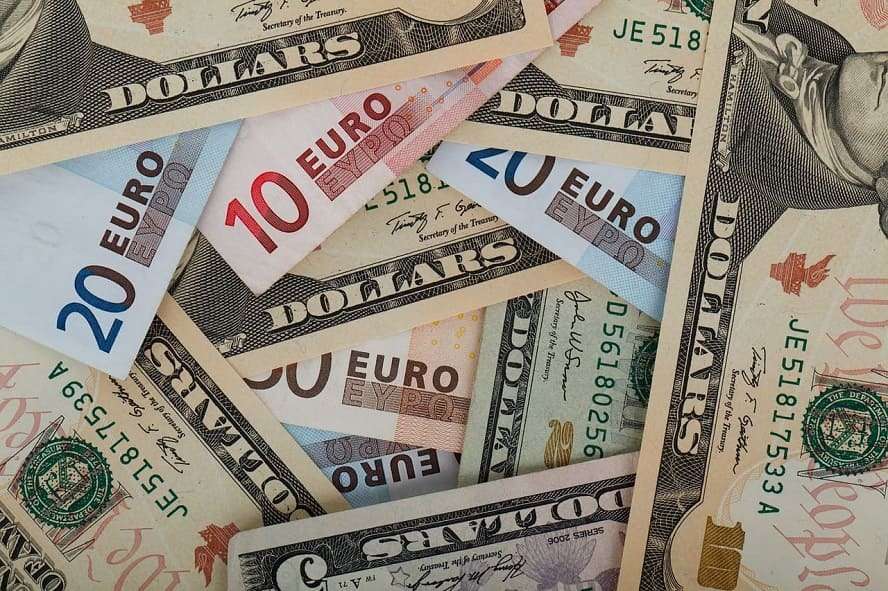 Юань лучше, чем евро и доллары в 2022 году?