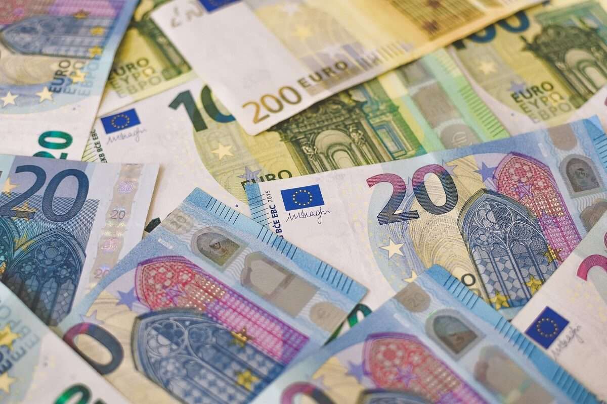 Какая средняя зарплата в Европе в 2022 году?