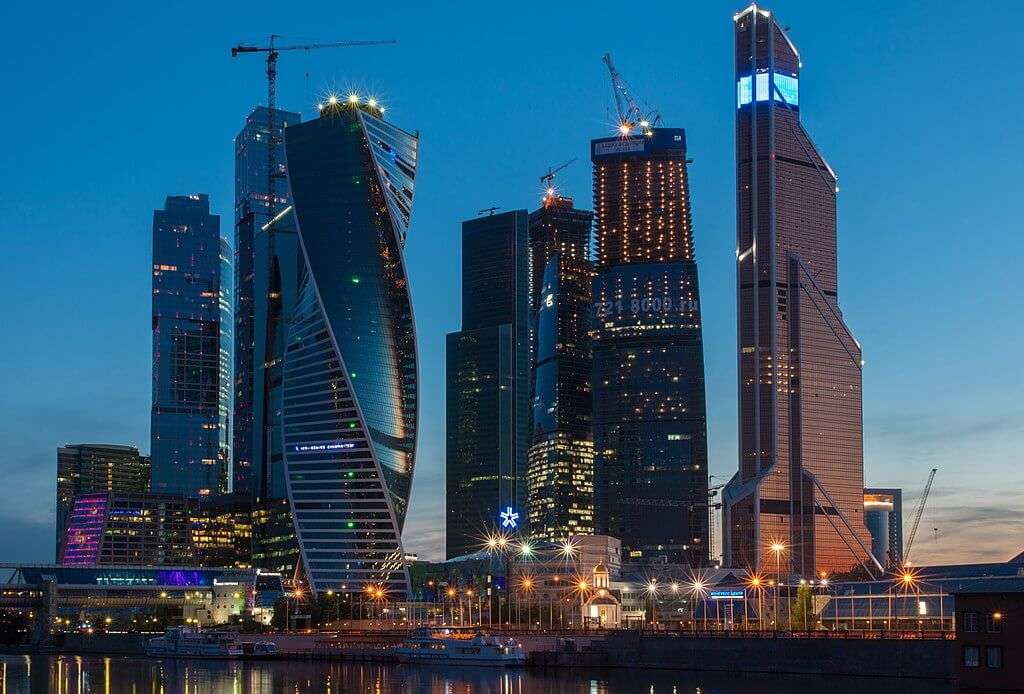 Какая средняя зарплата в Москве?